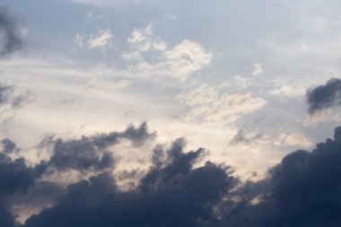 Arkaplan olarak gökyüzündeki bulutlar