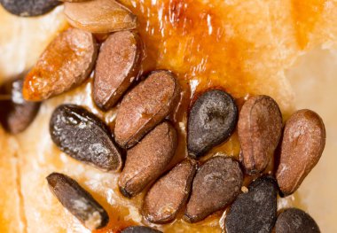 ekmeğin üzerinde susam tohumu. Makro