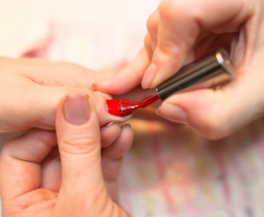 Güzellik salonunda manikür.