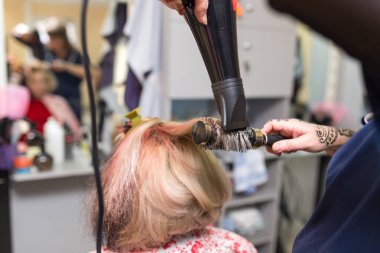 bir güzellik salonu blow-drying