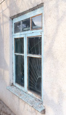 evde eski mavi pencere