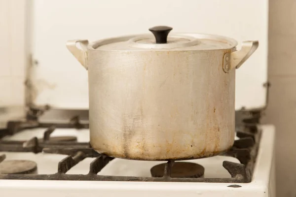 Panela de alumínio no velho fogão a gás sujo — Fotografia de Stock