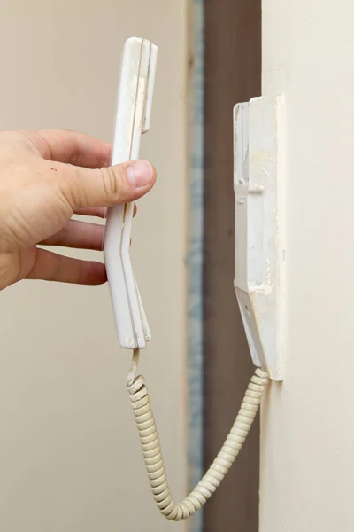 Telefoon aangesloten op de muur — Stockfoto