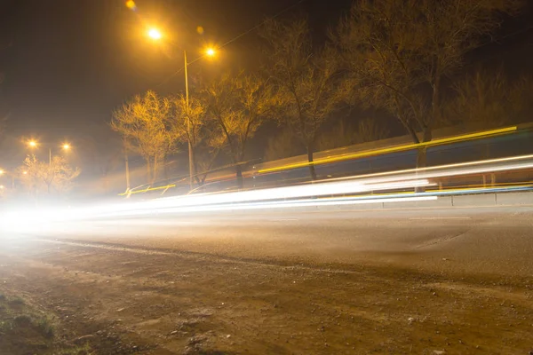 Strada di notte con auto in movimento — Foto Stock