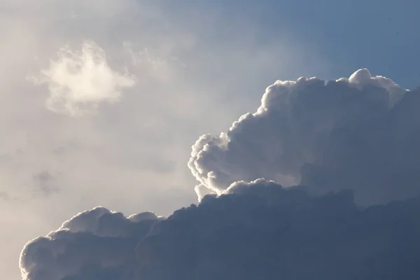 Wolken am Himmel als Hintergrund — Stockfoto
