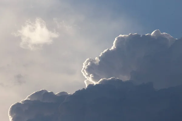 Nuages dans le ciel comme arrière-plan — Photo