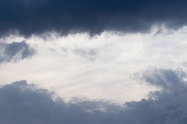 空の嵐雲を背景に — ストック写真