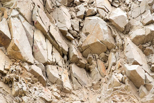 Kayalık dağların yamacı bir zemin olarak