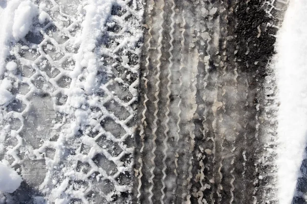 Trace de la voiture dans la neige avec asphalte — Photo