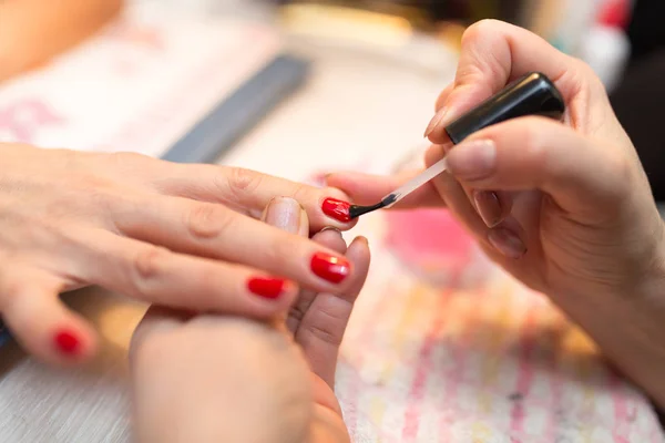 Manicure in a beauty salon — Stock Photo, Image