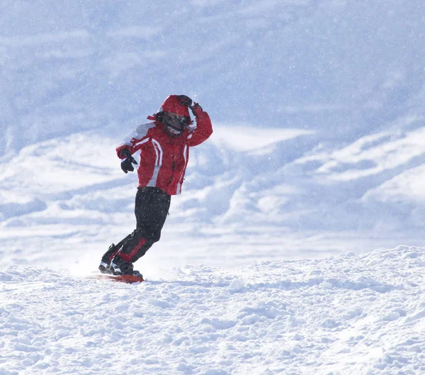 Pessoas snowboard na neve — Fotografia de Stock