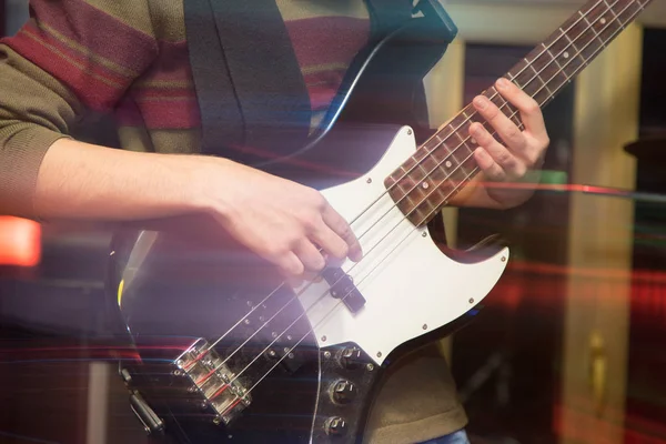 Agresywna gra gitara na scenie — Zdjęcie stockowe