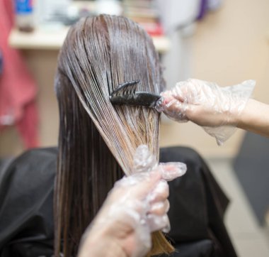 Güzellik salonunda renklendirme saç