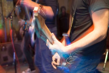 Sahne Alanı'nda agresif oyun gitar