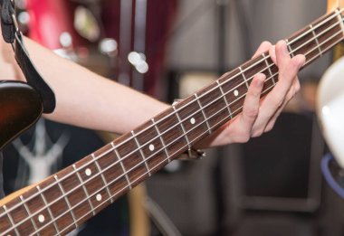 Sahne Alanı'nda agresif oyun gitar