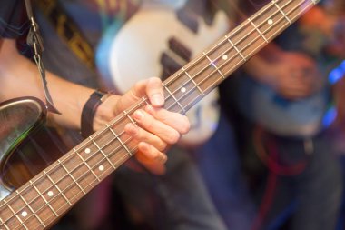 Sahne Alanı'nda agresif oyun gitar
