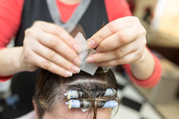 Dauerwelle im Schönheitssalon — Stockfoto