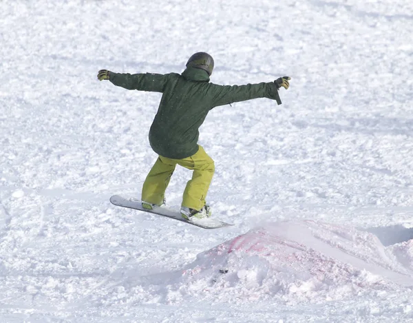 雪でスノーボードの人 — ストック写真