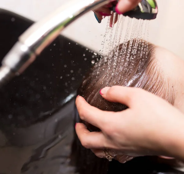 Cabeleireiro mulher lavando cabelo. Cabeleireiro salão de beleza — Fotografia de Stock