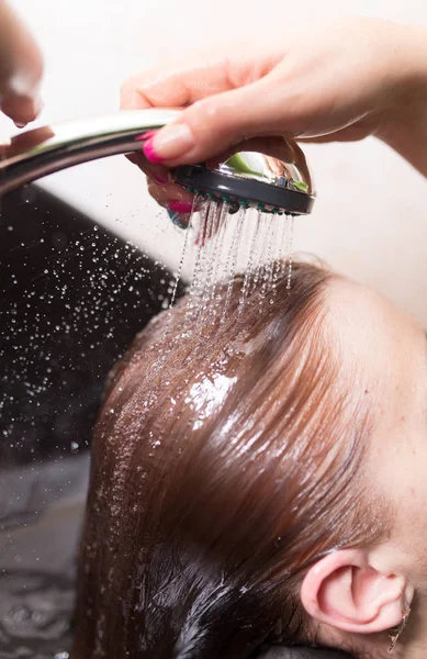 Haarstylist wassen vrouw haar. Kapsalon beauty — Stockfoto