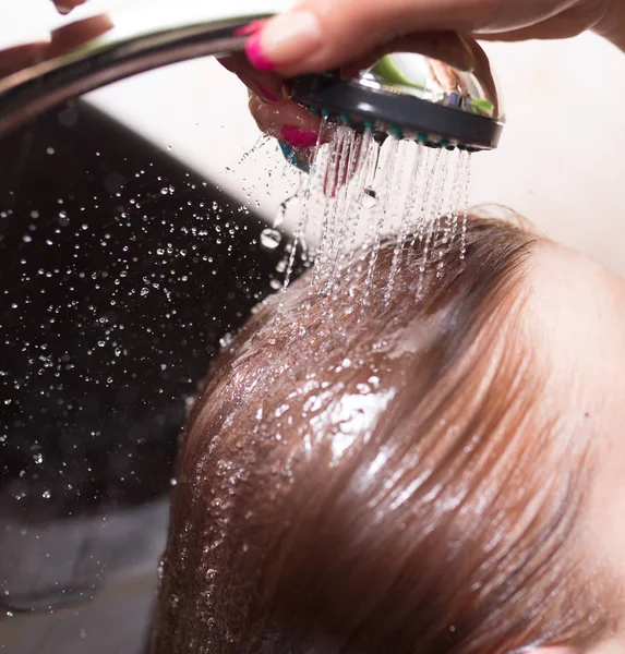 Cabeleireiro mulher lavando cabelo. Cabeleireiro salão de beleza — Fotografia de Stock