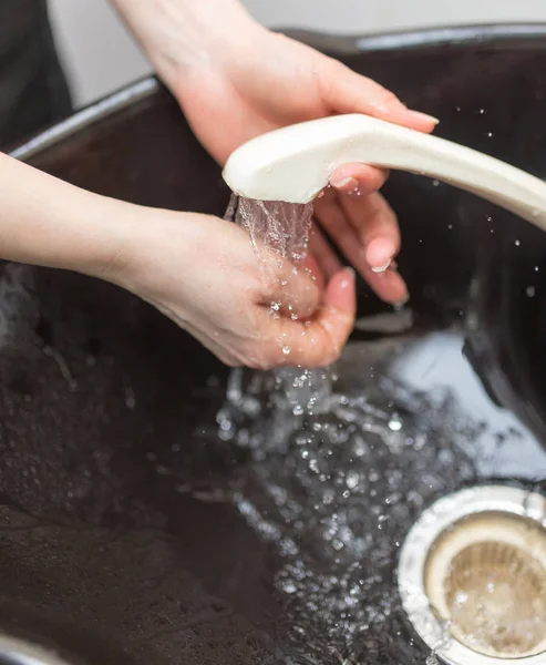 Мытье рук в душе — стоковое фото