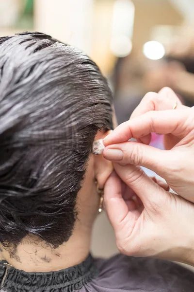 Haar kleuren in de schoonheidssalon — Stockfoto