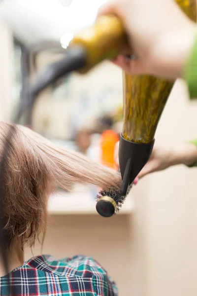 Friseur trocknet die blonden Haare — Stockfoto