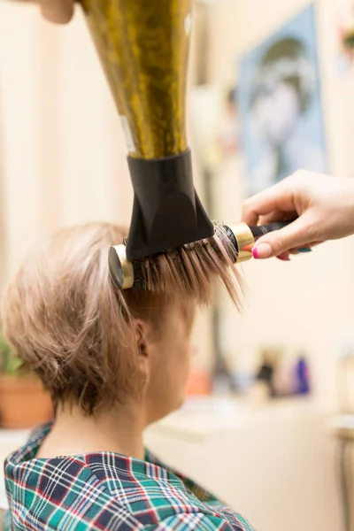 Hairdresser dries the hair dryer blond  hair — Stock Photo, Image