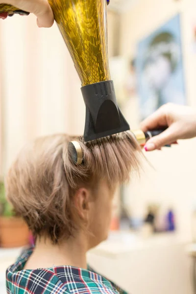 Hairdresser dries the hair dryer blond  hair — Stock Photo, Image