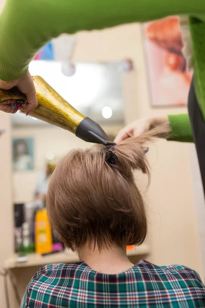 Peluquería seca el secador de pelo cabello rubio —  Fotos de Stock
