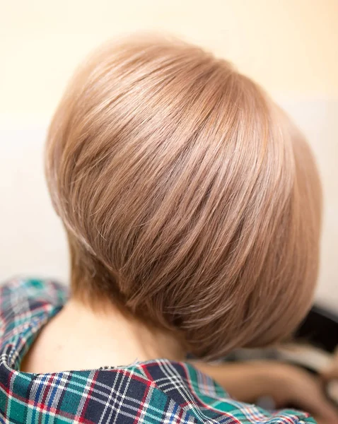 Raddrizzato capelli ragazza in un salone di bellezza — Foto Stock