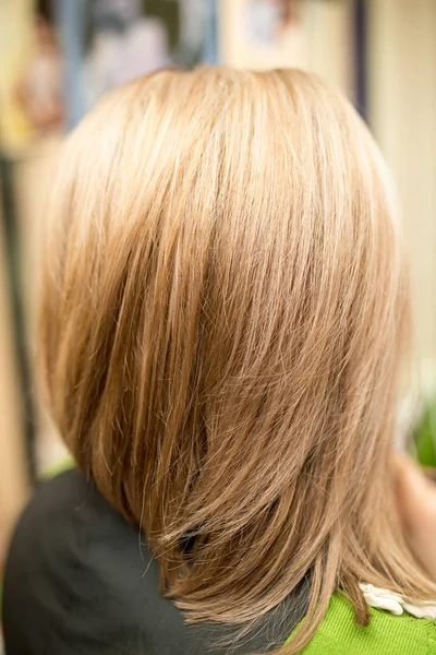 Prostowane włosy dziewczyna w salonie piękności — Zdjęcie stockowe