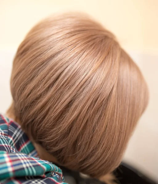 Kiegyenesített haj lány egy szépségszalonban — Stock Fotó