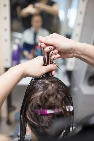 Ламинирование волос в салоне красоты — стоковое фото