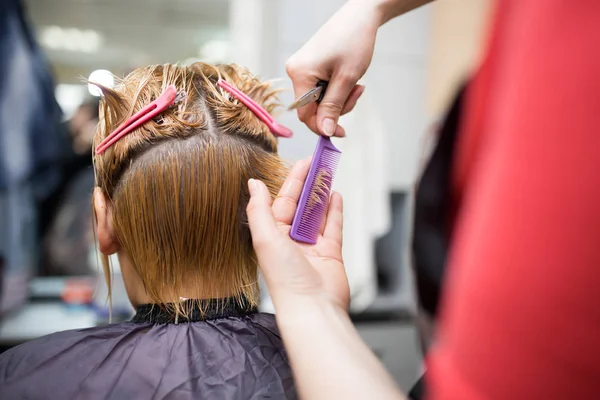 Tijeras de corte de cabello femenino en salón de belleza —  Fotos de Stock