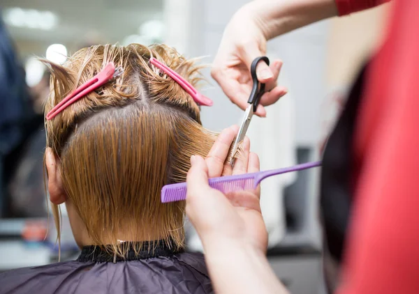 Női hajvágó olló a szépségszalonban — Stock Fotó