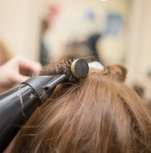 Mengeringkan pukulan di salon kecantikan — Stok Foto