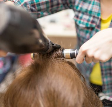 bir güzellik salonu blow-drying