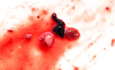 Beyaz arkaplanda kırmızı kan