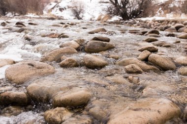 Doğada kışın akan nehir.