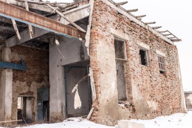 Kışın eski çökmekte tuğla ev