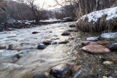 Doğada kışın akan nehir.