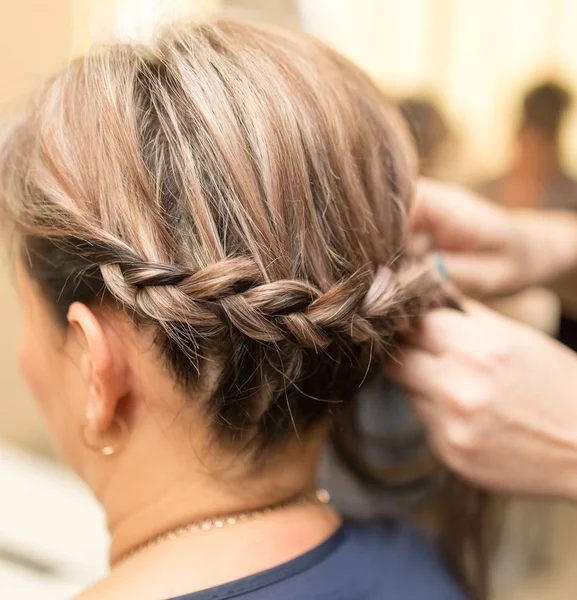 Tisser des tresses dans le salon de beauté — Photo