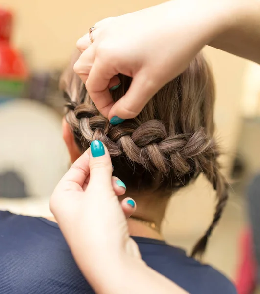 Tejer trenzas en el salón de belleza — Foto de Stock