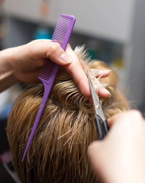 Ciseaux de coupe de cheveux féminins dans le salon de beauté — Photo