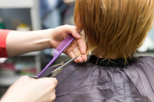 Tesoura de corte de cabelo feminino no salão de beleza — Fotografia de Stock