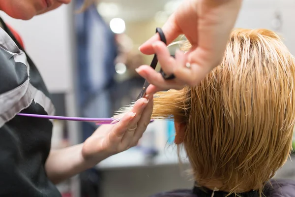 Tijeras de corte de cabello femenino en salón de belleza — Foto de Stock