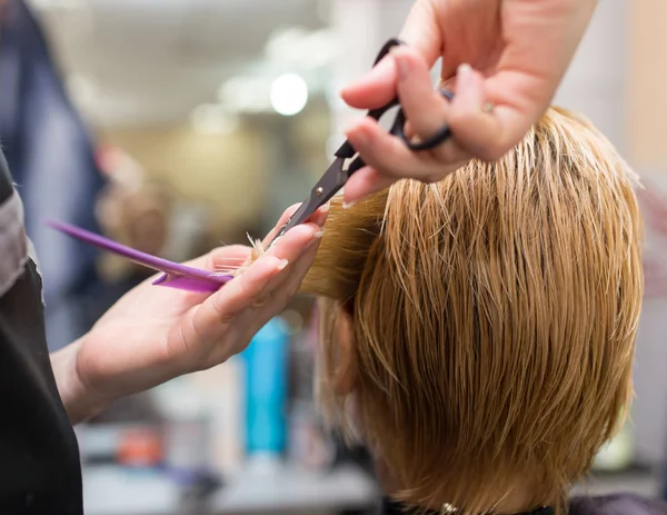 Ciseaux de coupe de cheveux féminins dans le salon de beauté — Photo
