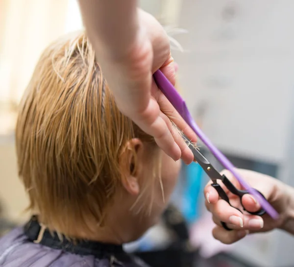 Tesoura de corte de cabelo feminino no salão de beleza — Fotografia de Stock